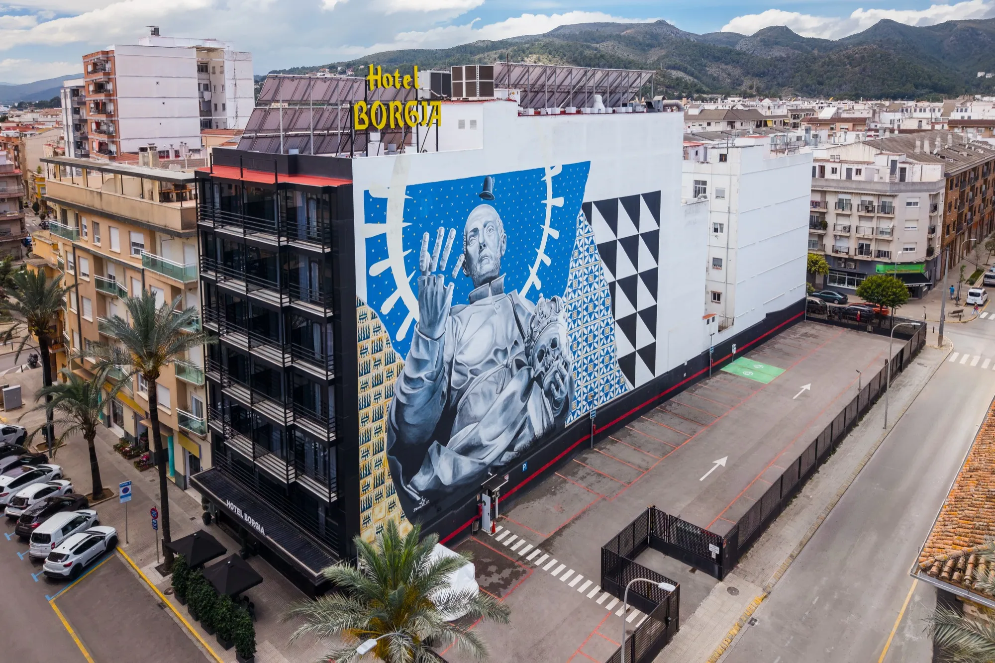 Edificio y parking del Hotel Borgia
